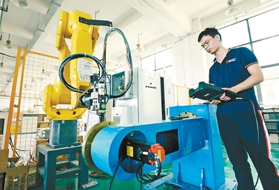 自主研發(fā)激光機器人 開啟機械設(shè)備研發(fā)新篇章